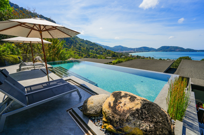 Eine luxuriöse Poolvilla über der malerischen Bucht von Patong. Vor allem Russen investieren in Phuket-Immobilien. Foto: Alexandre ROSA/Adobe Stock