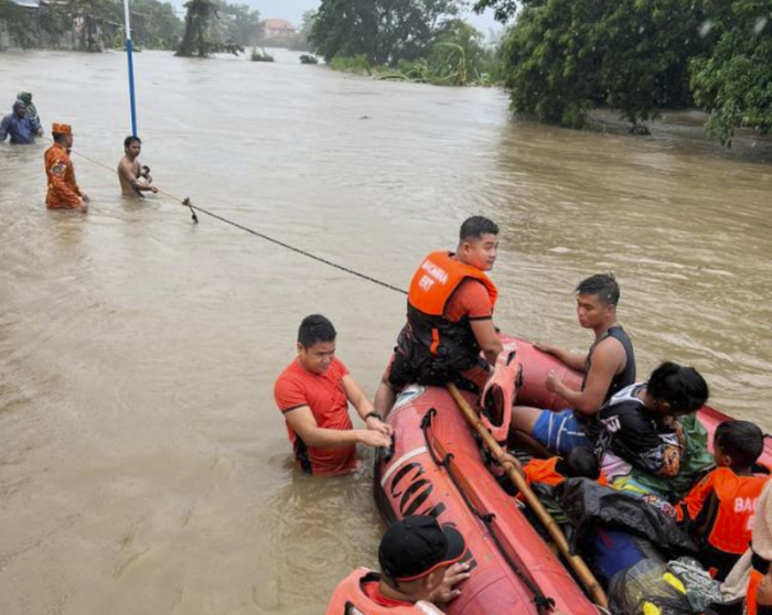 Ein Anwohner sei bei einer Sturzflut ums Leben gekommen, mehr als 11 000 Menschen seien auf der Flucht, teilte der nationale Katastrophenschutz am Mittwoch mit. Foto: Uncredited/Philippine Coast Guard/ap/dpa