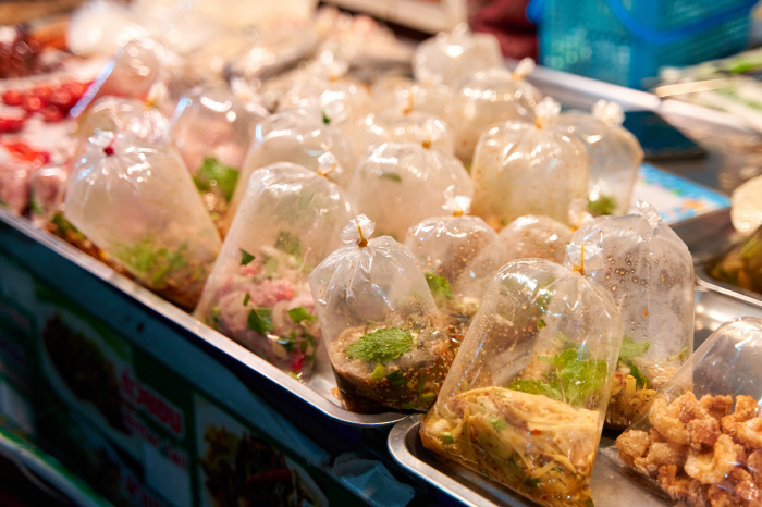 Typisch Thailand: Streetfood zum Mitnehmen: Frisch, aromatisch und sicher verschlossen mit Gummiband. Foto: Kate/Adobe Stock
