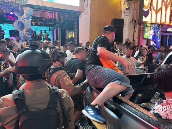 Einsatzkräfte nehmen den Täter in der Walking Street fest, während zahlreiche Schaulustige das Geschehen verfolgen. Bild: TMN.TV