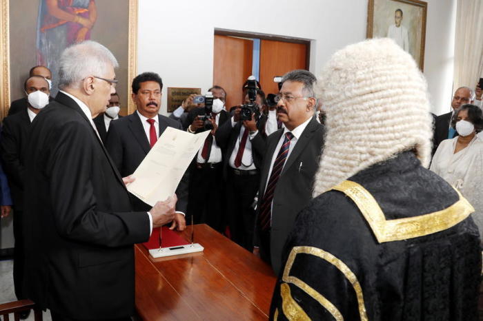 Ranil Wickremesinghe wird als neuer Präsident von Sri Lanka vereidigt. Foto: epa/Sri Lankan Parliament Media Unit