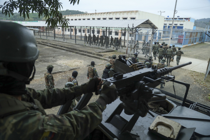 Soldaten betreten das Gefängnis El Rodeo in Portoviejo, Ecuador, um eine Durchsuchung inmitten einer Mordserie durchzuführen. Foto: Cesar Munoz/Ap/dpa