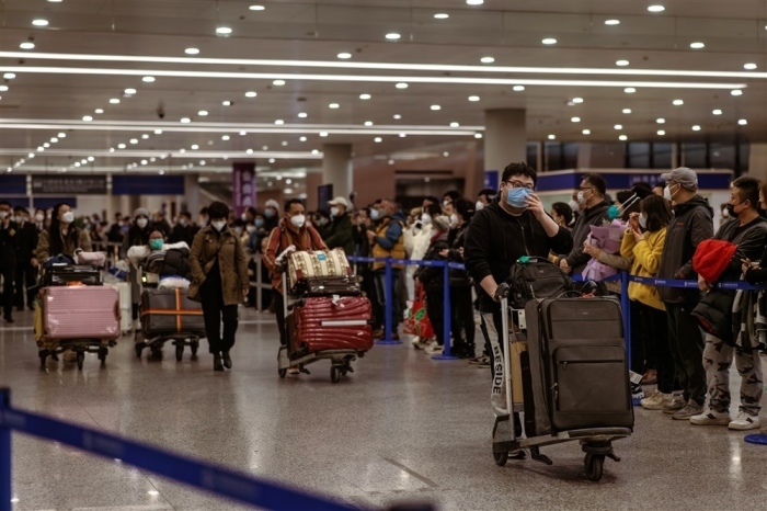 Passagiere, die mit einem internationalen Flug gelandet sind, gehen zum Ausgang des internationalen Flughafens Pudong in Shanghai. Foto: epa/Alex Plavevski