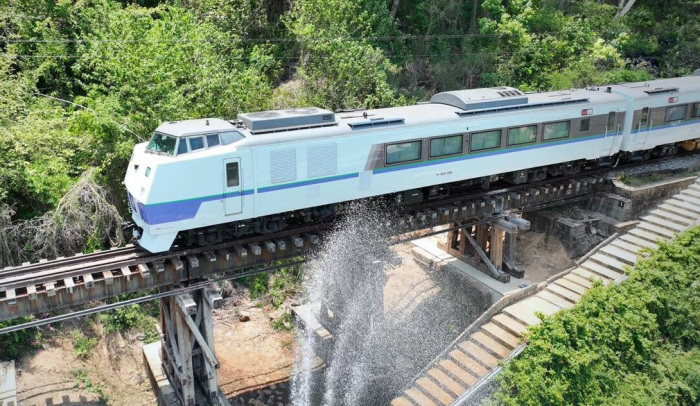 Die touristischen Sonderfahrten mit den japanischen KIHA-183-Zügen sind ein schönes Erlebnis für Bahnfans. Foto: State Railway Of Thailand