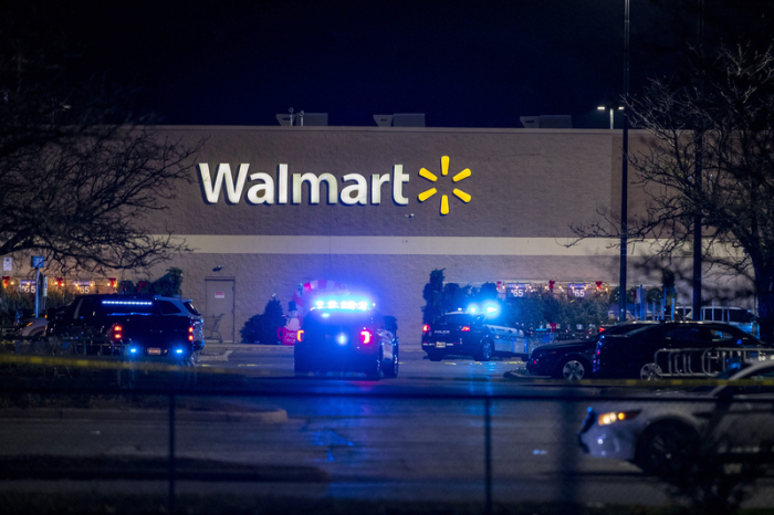 In diesem Videostandbild trifft die Polizei von Virginia am Tatort ein, nach tödlichen Schüssen in einem Walmart-Supermarkt am Dienstagabend, 22.11.2022. Foto: Kendall Warner/The Virginian-pilot