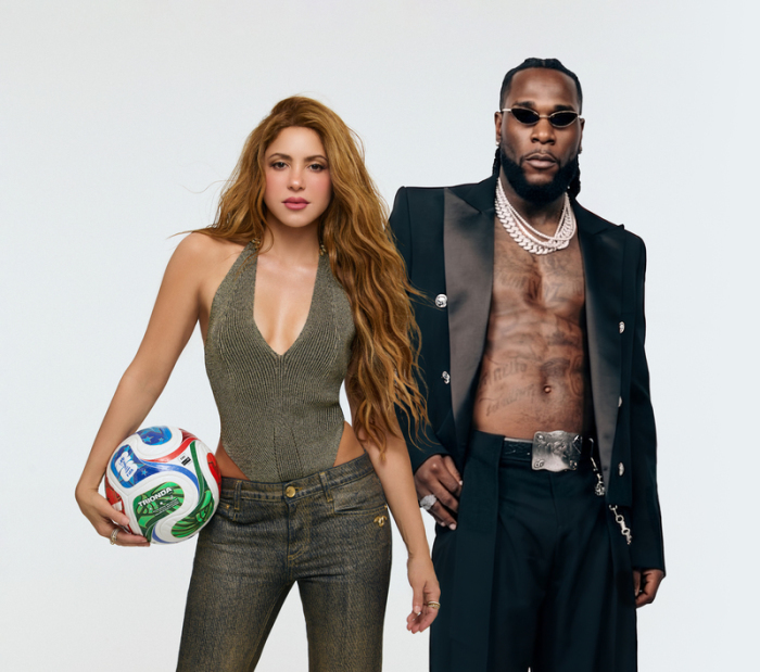 Shakira und Burna Boy posieren bei einem Fotoshooting zum offiziellen WM-Song „Dai Dai“. Foto: Nico G/dpa