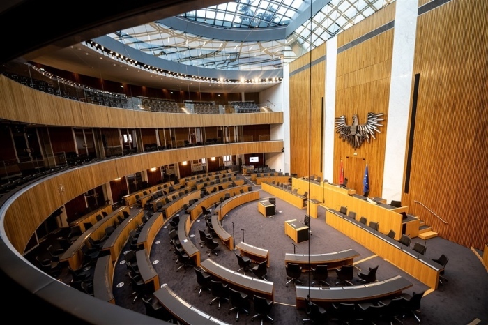 Gesamtansicht des neu renovierten Nationalratssaals im historischen österreichischen Parlamentsgebäude in Wien. Foto: epa/Christian Bruna
