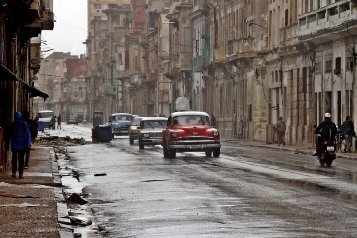 Starkregen trifft Havanna: Fahrzeuge fahren durch überflutete Straßen, während ein Kaltfrontsystem und hoher Wellengang den Westen Kubas belasten. Foto: epa/Ernesto Mastrascusa