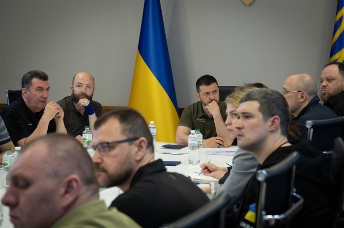 Der ukrainische Präsident Zelensky hält eine Dringlichkeitssitzung des Nationalen Sicherheits- und Verteidigungsrates über die Situation am Kachowka-Staudamm ab. Foto: epa/Ukrainischer Präsidialer Pressedienst Handout