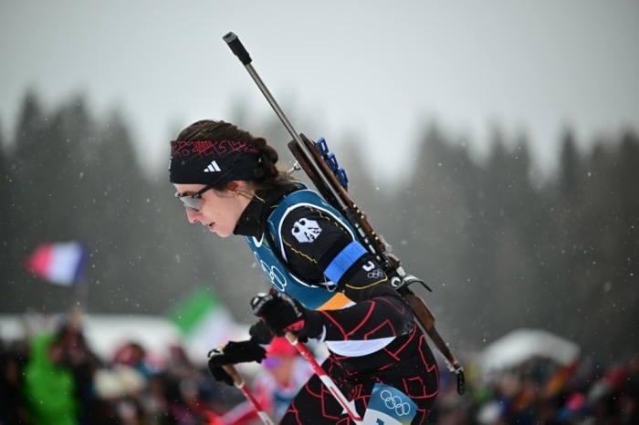 Biathletin Vanessa Voigt aus Deutschland startet beim 12,5-Kilometer-Massenstart der Frauen bei den Olympischen Winterspielen 2026 in Antholz. Foto: EPA/Martin Metelko