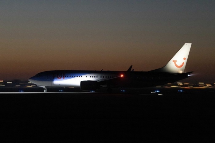Eine TUI Maschine hebt vom Flughafen Schiphol in Amsterdam ab. Foto: epa/Michel Van Bergen
