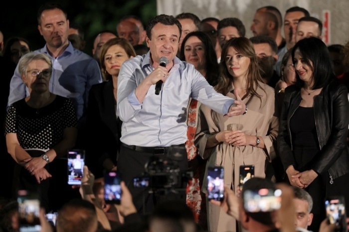 Kosovos amtierender Premierminister Albin Kurti feiert in Pristina mit Anhängern. Hochrechnungen sehen seine Partei bei der Parlamentswahl vorn. Foto: EPA/Georgi Licovski