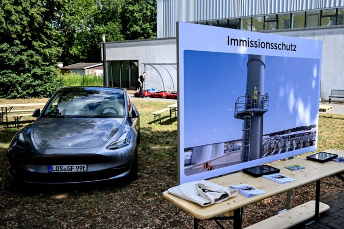 Tesla-Autos und Banner während der Werbeveranstaltung für die Tesla Gigafactory. Foto: EPA-EFE/Filip Singer