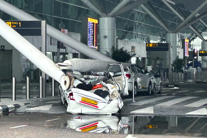 Geparkte Fahrzeuge sind durch den Einsturz einer Überdachung des Abflugterminals des internationalen Flughafens Indira Gandhi nach heftigen Monsunregenfällen beschädigt worden. Foto: Uncredited/Ap/dpa