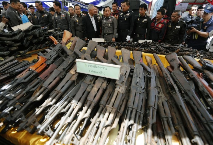 Archivbild der Polizei von beschlagnahmten Waffen. Foto: epa/Narong Sangnak