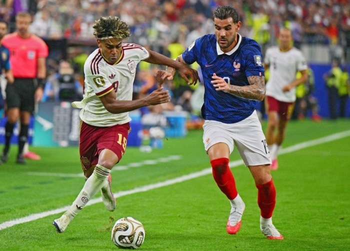 Spaniens Lamine Yamal und Frankreichs Theo Hernández kämpfen im WM-Halbfinale in Dallas um den Ball. Foto: Sam Wasson/epa