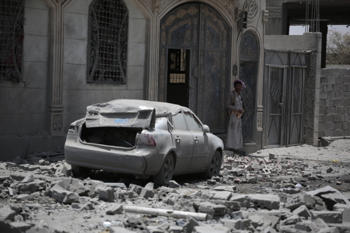 Mann inspiziert die Schäden, die durch US-Luftangriffe entstanden sein sollen. Foto: Osamah Yahya/dpa