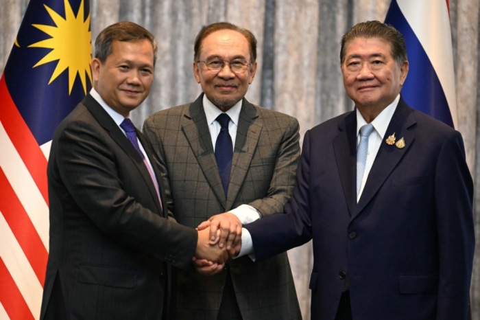 Anwar, Hun Manet und Phumtham nach Gesprächen über Waffenruhe zwischen Thailand und Kambodscha in Malaysia. Foto: epa-efe/Mohd Rasfan