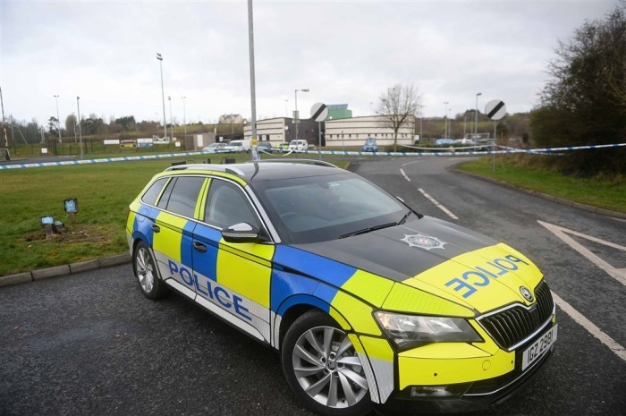Ein Polizeiauto am abgesperrten Tatort einer Schießerei in einem Sportzentrum in Omagh. Foto: epa/Mark Marlow