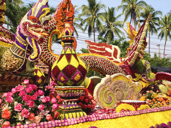 Festlich geschmückte Wagen und traditionelle Trachten prägen die Blumenparade zur Eröffnung des Chiang Mai Flower Festivals. Foto: FootageLab/Adobe Stock