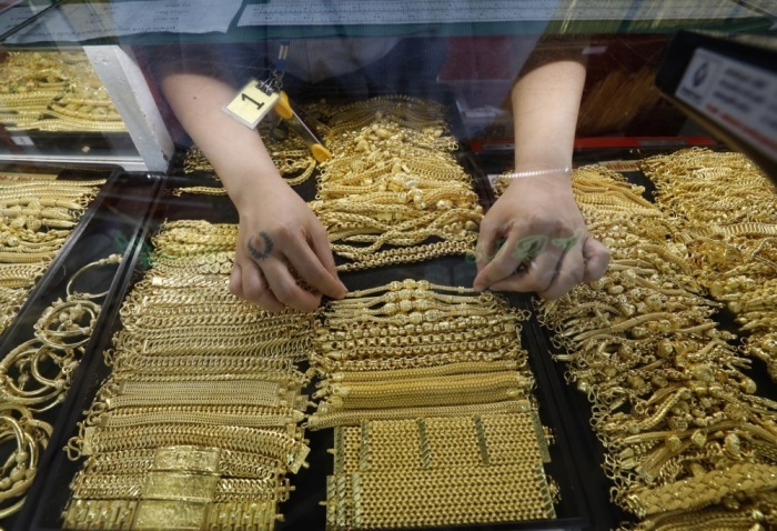 Goldschmuck und Goldbarren wurden am Samstag deutlich günstiger gehandelt als noch zum Handelsschluss am Freitag. Foto: epa/Narong Sangnak
