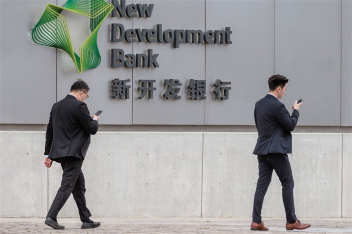 NDB-Bank während des Besuchs des brasilianischen Präsidenten in Shanghai. Foto: EPA-EFE/Alex Plavevski