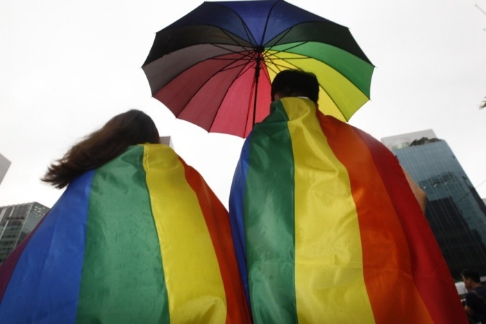 Teilnehmer tragen beim Korea Queer Culture Festival in Seoul einen Regenbogenschirm als Symbol für Vielfalt und die Rechte sexueller Minderheiten. Foto: Kim Chul-Soo/epa/dpa