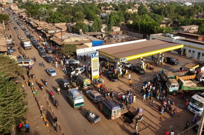 Menschen stehen in Bamako an einer Tankstelle Schlange. Blockierte Versorgungswege durch bewaffnete Gruppen verschärfen die Treibstoffkrise. Foto: epa/Hadama Diakite