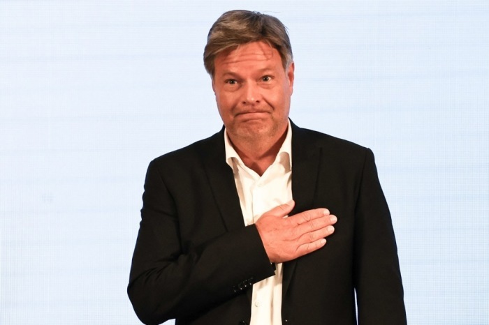 Der scheidende Bundeswirtschaftsminister Robert Habeck bei der Amtsübergabe im Bundesministerium für Wirtschaft und Klimaschutz in Berlin. Foto: EPA/Filip Singer