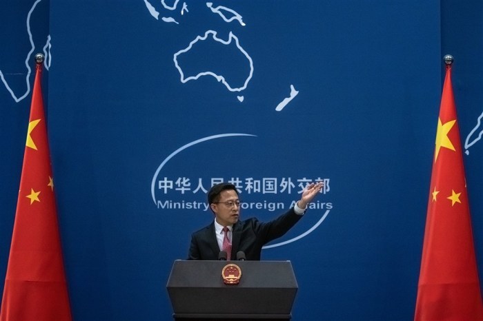 Der Sprecher des chinesischen Außenministeriums, Zhao Lijian, gestikuliert während eines täglichen Medienbriefings in Peking. Foto: epa/Roman Pilipey