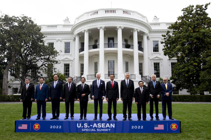 US-Präsident Joe Biden (M.) posiert mit den Staats- und Regierungschefs Südoastasiens während des US-ASEAN-Sondergipfels vor dem Weißen Haus in Washington für ein Foto. Foto: epa/Michael Reynolds