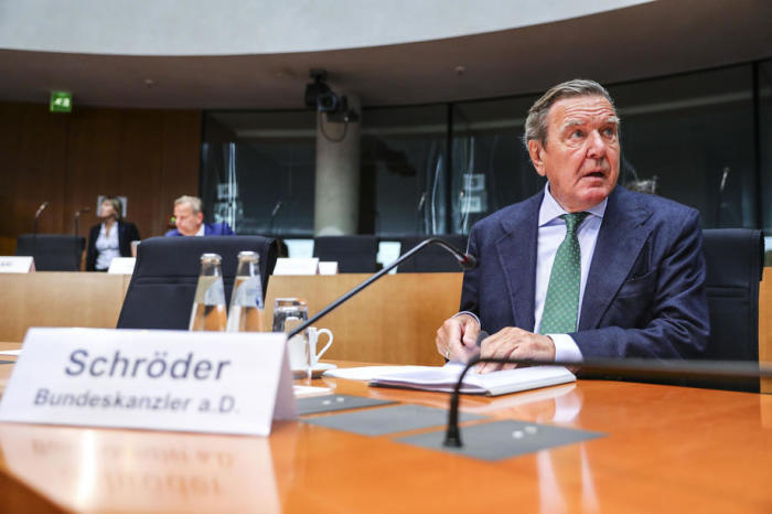 Der ehemalige deutsche Bundeskanzler Gerhard Schröder vor einer Anhörung zur Ostseepipeline 