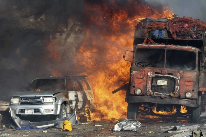 Am Ort einer schweren Explosion vor dem Safari Hotel in der Hauptstadt Mogadischu brennen Fahrzeuge. Archivfoto: epa/SAID YUSUF WARSAME