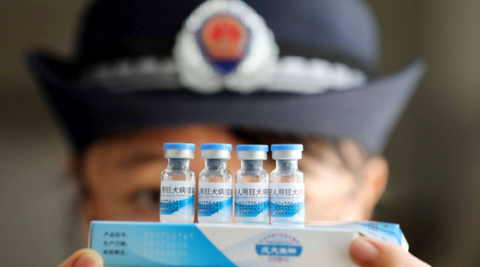 Eine Vollzugsbeamtin des Marktaufsichts- und Verwaltungsbüros überprüft die Impfstoffversorgung in Rongan, China. Foto: epa/Tan Kaixing