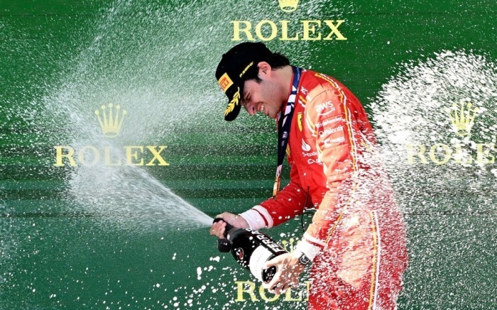 Carlos Sainz von Ferrari jubelt nach seinem Sieg beim Großen Preis von Australien 2024 auf dem Albert Park Circuit in Melbourne. Foto: epa/Joel Carrett