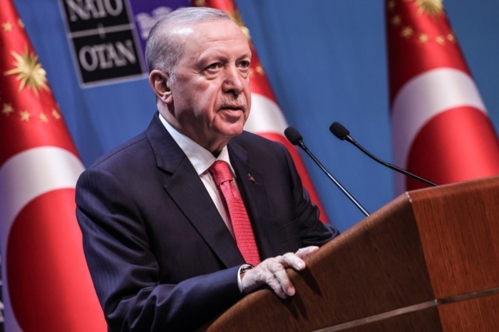Der türkische Präsident Recep Tayyip Erdoğan spricht auf einer Pressekonferenz während des NATO-Gipfels in Ankara. Foto: Filip Singer/epa