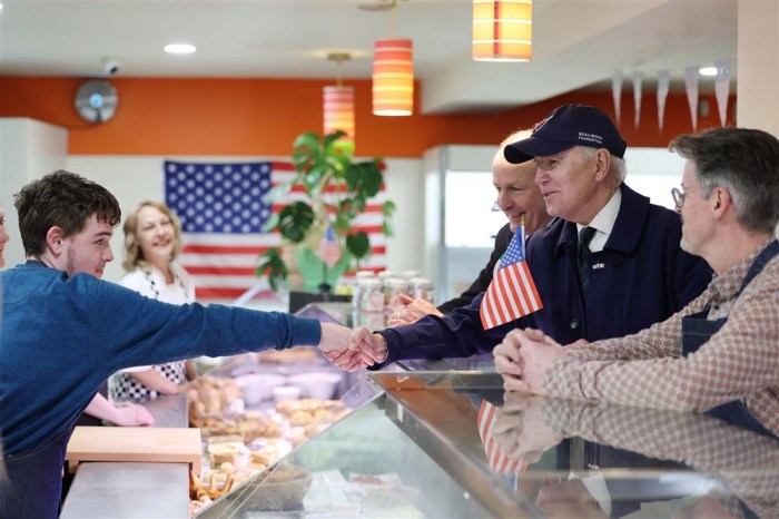 US-Präsident Joe Biden (2-R) mit dem Tanaiste Micheal Martin (3-R) bei einem Besuch im The Food House in Dundalk, Irland. Foto: EPA-EFE/Julien Behal
