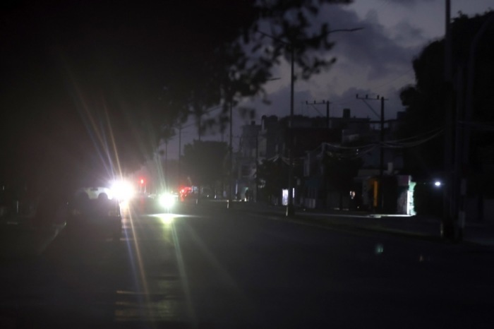 Autos fahren durch eine dunkle Straße in Havanna, nachdem ein Defekt in einem Kraftwerk einen massiven Stromausfall in weiten Teilen Kubas ausgelöst hat. Foto: epa/Ernesto Mastrascusa