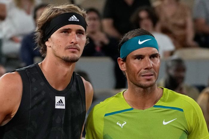 Alexander Zverev (l) und Rafael Nadal stehen vor dem Match für ein Foto zusammen. Beide treffen in diesem Jahr in der ersten Runde aufeinander. Foto: Michel Euler/Ap/dpa