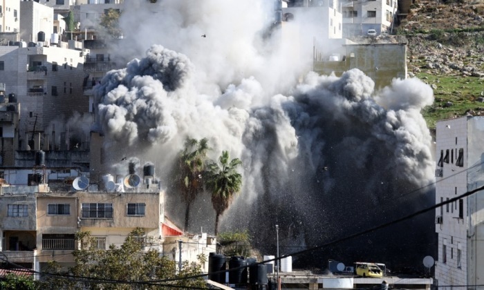 Israelische Soldaten reißen nach einer Razzia bei Nablus die Wohnung des inhaftierten Palästinensers Abdul Karim Sanoubar ab. Foto: EPA/Alaa Badarneh