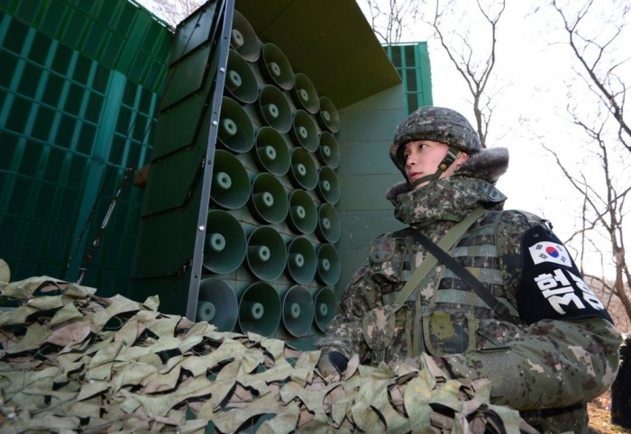 Südkoreanischer Soldat in der Nähe von Lautsprechern an der Grenze zu Nordkorea, an einem nicht genannten Ort in Südkorea. Foto: epa/Yonhap