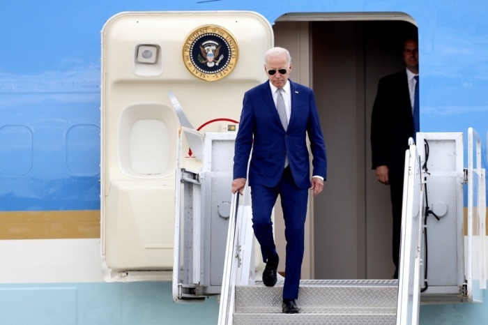 US-Präsident Joe Biden kommt auf dem internationalen Flughafen Noi Bai in Hanoi an. Foto: epa/Minh Hoang / Pool