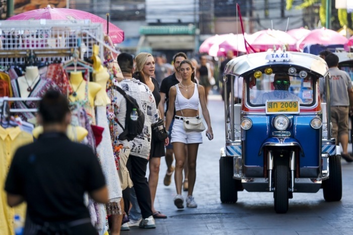 Die ikonischen Tuk-Tuks sind ein Sinnbild für Thailands Kultur und bei Touristen beliebt. Man sollte jedoch unbedingt vor der Abfahrt den Fahrpreis aushandeln. Foto: epa-efe/Diego Azubel
