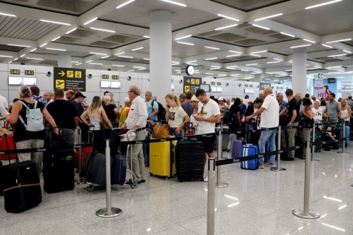 Fluggäste warten auf dem Flughafen von Palma de Mallorca darauf, ihre Flüge zu besteigen. Archivfoto: epa/CATI CLADERA