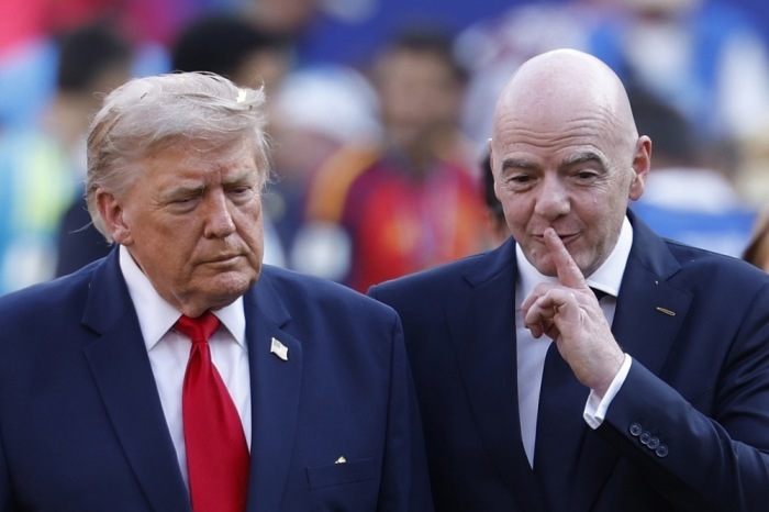US-Präsident Donald Trump und FIFA-Präsident Gianni Infantino verlassen nach der Siegerehrung des WM-Finales 2026 das Spielfeld. Foto: EPA/Shawn Thew