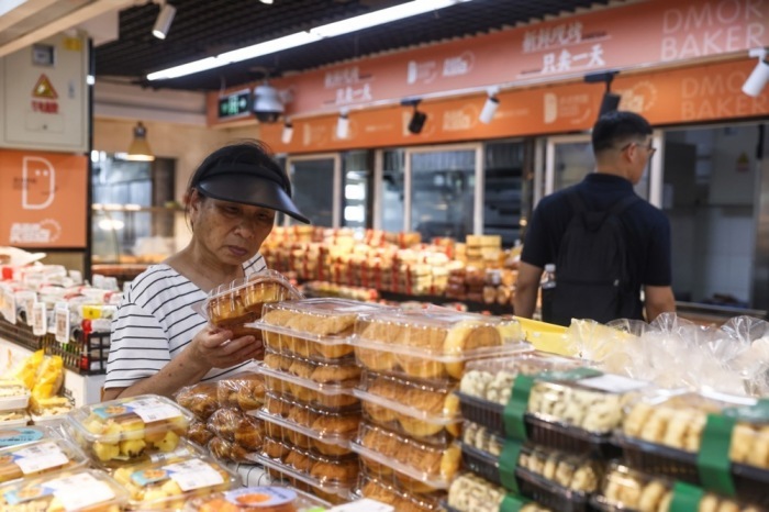 Eine Kundin kauft in einem Supermarkt in Peking ein. Chinas Handelsüberschuss ist im Juni 2026 stärker gestiegen als erwartet. Foto: Wu Hao/epa