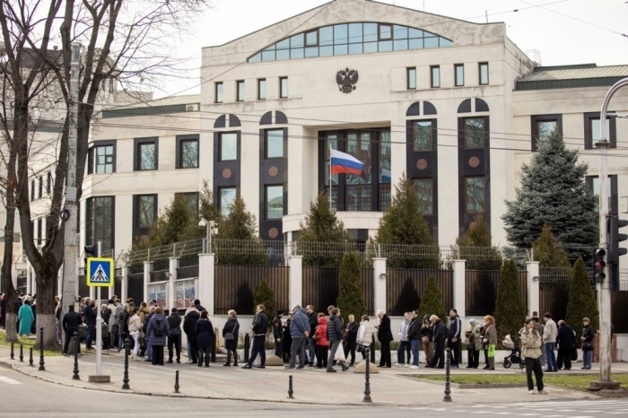 Russische Bürger in Moldawien geben ihre Stimme bei den russischen Präsidentschaftswahlen in Chisinau ab. Foto: epa/Dumitru Doru