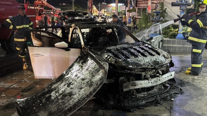Einsatzkräfte der Feuerwehr löschen den ausgebrannten Mazda nach dem Fahrzeugbrand an der Chaiyaphruek-Kreuzung. Bild: TMN.TV