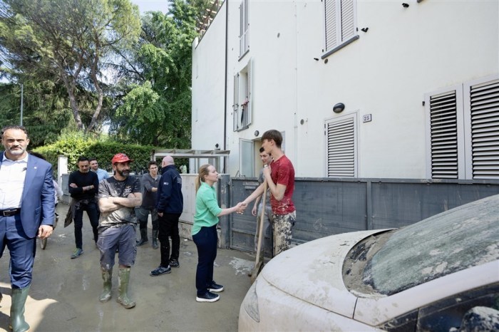 Die italienische Ministerpräsidentin Giorgia Meloni trifft bei der Besichtigung der vom Hochwasser betroffenen Gebiete in der Region Ravenna auf Bürger. Foto: epa/Filippo Attili / Chigi Palace / Handout