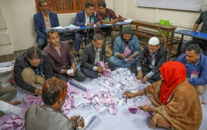 Wahlhelfer zählen Stimmzettel bei der 13th national general election in Bangladesh in Dhaka. Foto: Monirul Alam/epa